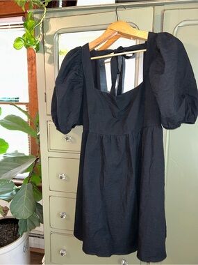 Women’s Black Puff-Sleeve Square Neck Dress Tie back detail